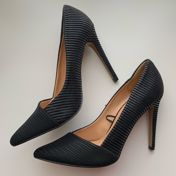 Express Shoes - Express Black Pointy Toe Pumps